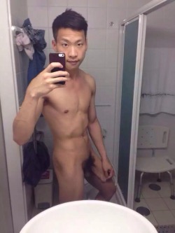 rebelziid:  Naked GWiP Hunk  [ For more hot GWiPs , visit GuysWithiPhones.com. ] Don’t forget to follow GWiP on Instagram. ]