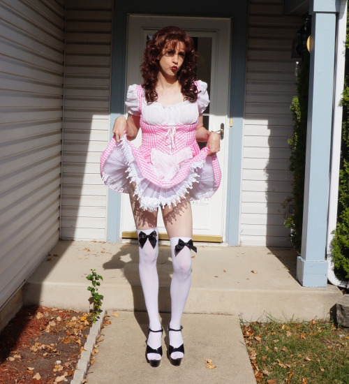 miamomma: sissy-erica: Trick or Treat!  Let me in and I’ll be your delicious sweet ;) I want to be t