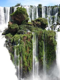 coolthingoftheday: Iguaza Falls, on the border of Argentina and Brazil, is one of the widest waterfalls on Earth.