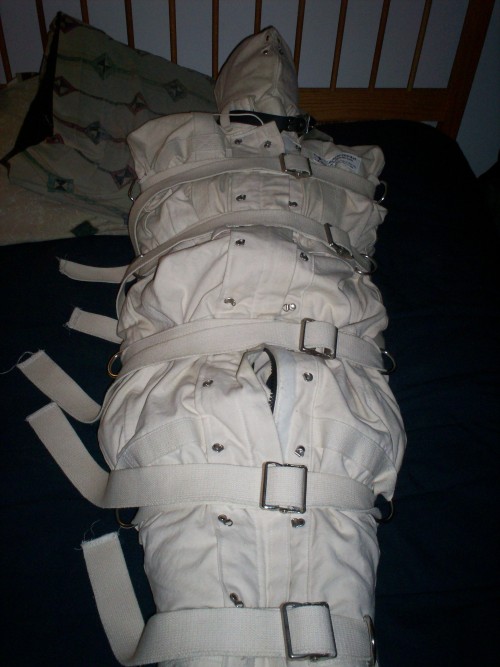 sleepingbagfood: Old set in Baggedup’s sleepsack, followed by a -40 mummy bag and a hockey glove for