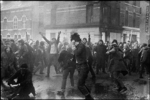 Gilles Peress. G.B. NORTHERN IRELAND. Derry. January 30, 1972. Bottom of William Street, the crowd b