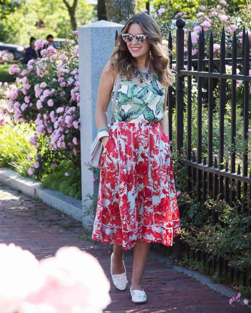 Mixed prints is my favorite color Currently have this @bananaruplic midi skirt on repeat…and 