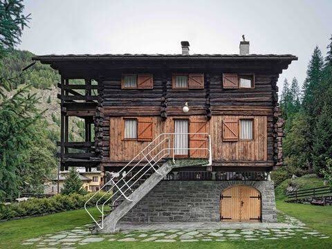 jeroenapers:   Casa Garelli, een ontwerp van Carlo Mollino   uit 1964 in de regio van het Italiaanse Val d'Aosta. Het was een nogal ongewone project: een oude berghut ontmantelen en verplaatsen naar een nieuwe plek aan de andere kant van de vallei, en