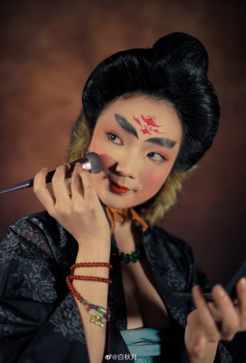 fouryearsofshades:hanfugallery:Tang Dynasty makeup by 白秋月_ The furry thing on her ears are called  耳