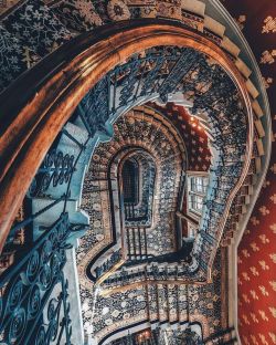 stylish-homes:  Dizzy grand staircase at the St. Pancras Renaissance Hotel London via reddit 