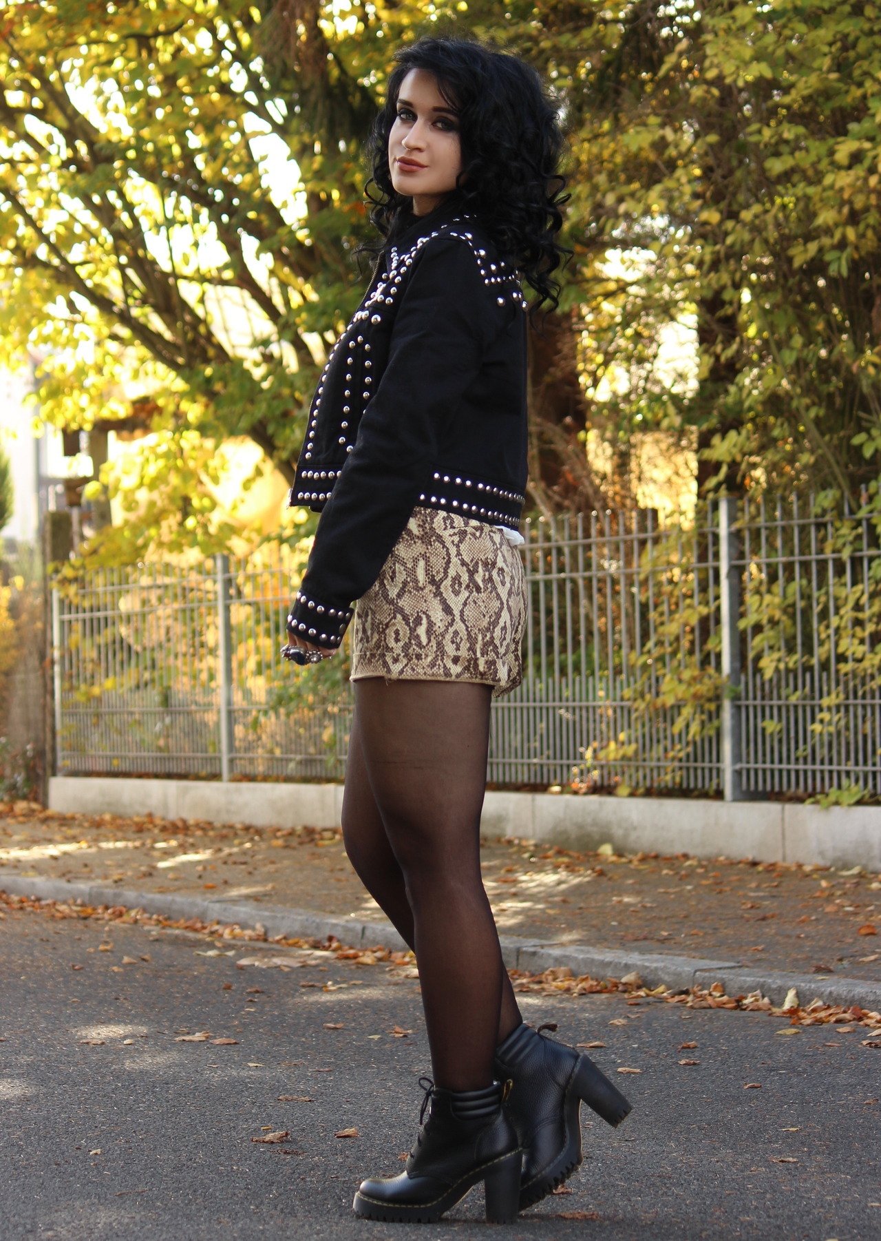 Via Fashion for your legs :https://fashionforyourlegs.blogspot.com/2019/09/pantyhose-inspiration-005-snakeprint.html