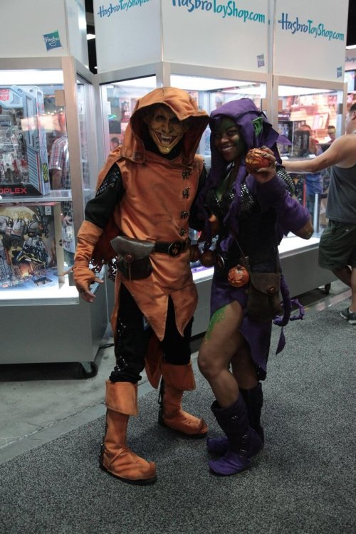 cosplay-paradise: [Found] My friend and his lovely lady as Hobgoblin and The Green Goblin. SDCCcospl