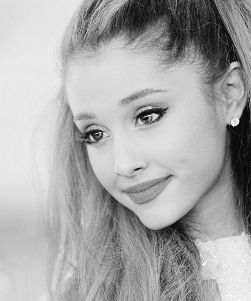 arianagrante:  The Shrine Auditorium: FOX’s Teen Choice Awards   笑起来露出酒窝