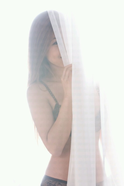 nitdacee:  Peek a boo! Candid shot.. 