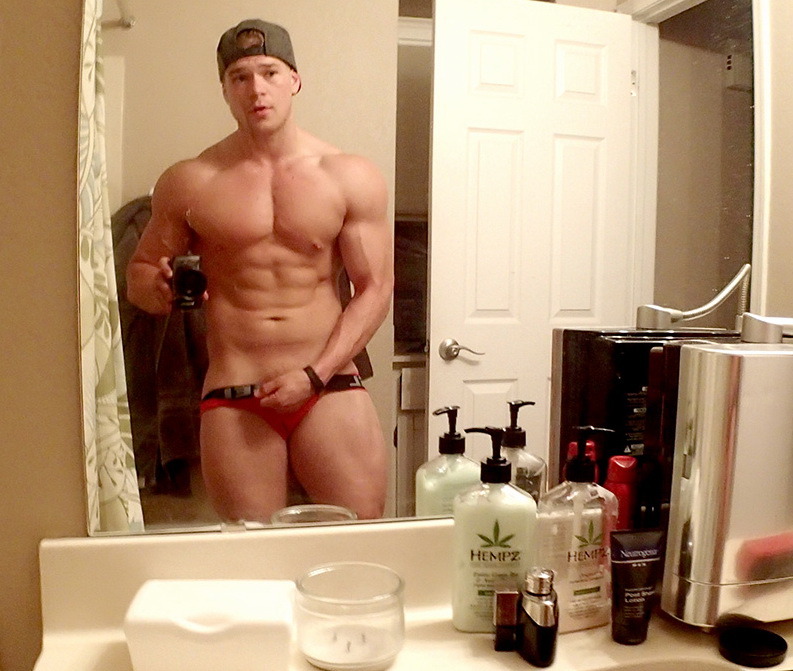 northstarfrat:  Hot young body builder jerks it!