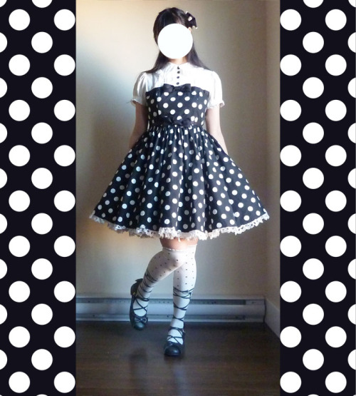 apple-salad:  Simple outfit. I’m not usually a big fan of how bold large contrasting polka dot