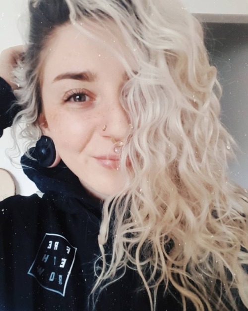 scotiacorinne: Curly hair got me feeling some kind of way.