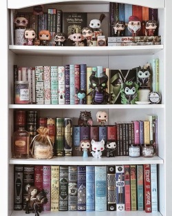 Lisa-Lostinlit:happy #Shelfiesunday!! 📚 I Finally Have A Shelfie To Share With