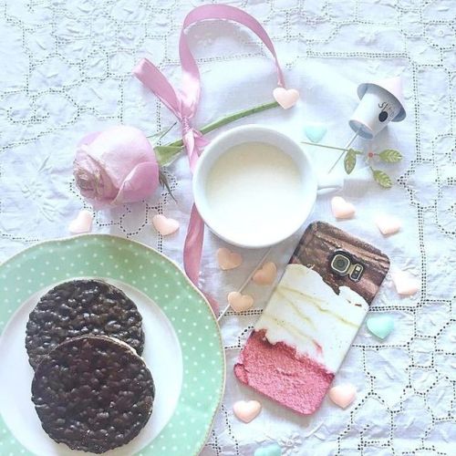 It looks like it’s gonna be a sweet day today @ladykekka93 shelfies.com/collections/smartphone