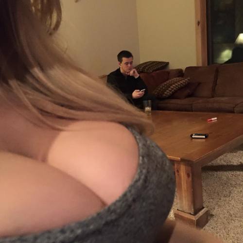 herboobsaregreat:Your girl isn’t on her phone playing a game, she’s busy flirting, with me.  When’s the last time she put on a push-up bra to sit around?  I appreciate her effort… Aquele decotão para provocar o amigo do marido. Haja cornitude