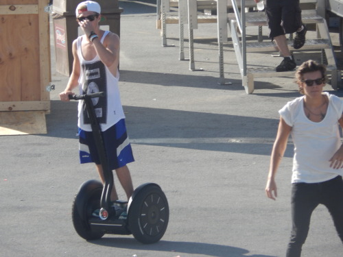 haroldslovebites:  Niall and his Segway today Hershey Park- 7.06