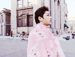 myungq:  Myungsoo walking around the Universal Studios in a pink blanket       