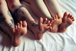 cutetattooedfeet:  Sam and Jen spreading their toes Photo by Timothy Patrick