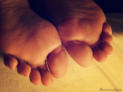 barefootwomen101:  wvfootfetish:  My pleasure to worship her tired feet!  Great close up!!!             