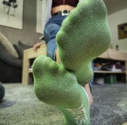 socksandfeet:I shouldn’t have to encourage you to follow @emmysfeetandsocks on