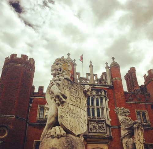 This week’s top #PalacePhoto collection presents Hampton Court Palace, the Tower of London and Kew P