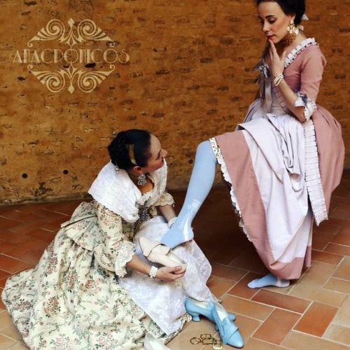 La promocióLast month, I helped my friend with her new historical shoes shop “anacronicos, vestir en