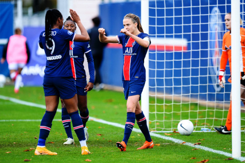 Irene Paredes of Paris Saint-Germain celebrates her goal during the D1 Arkema match between Paris Sa
