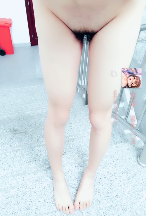 maonuya: 真希望那个门打开！我的同学出来看到我这副贱样！男生们把我按在地上轮奸！女生们在一旁辱骂我，打我。想不到平时那么乖巧的女生，竟是一条骚母狗！ 小母狗，叔叔最喜欢
