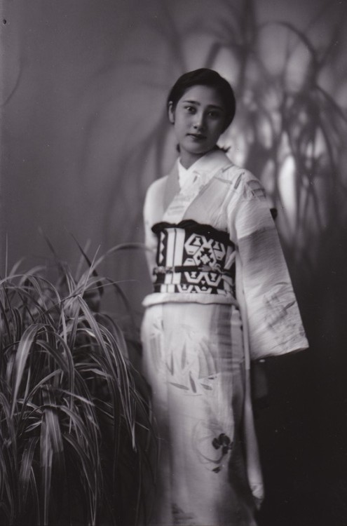 s-h-o-w-a: Portrait of a woman in kimono, 1930sby Denjiro Ide