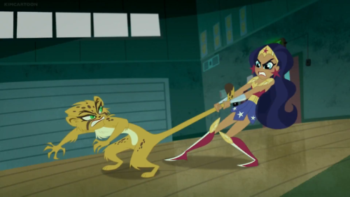 Wonder Woman battles against Cheetah.