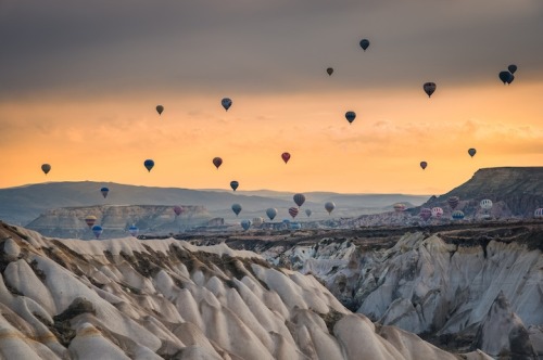 mymodernmet:  A historical region in Central Anatolia in Turkey, Cappadocia is known for its unusual, moon-like landscape. It’s a mixture of naturally formed hills, deep canyons, valleys, and conical rock formations called “fairy chimneys” that