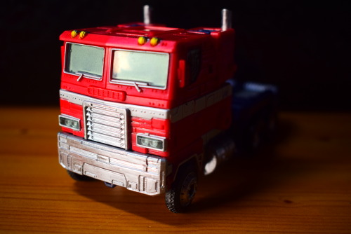 I’ve been dabbling in customising! Here’s my chromed out Optimus Prime! 