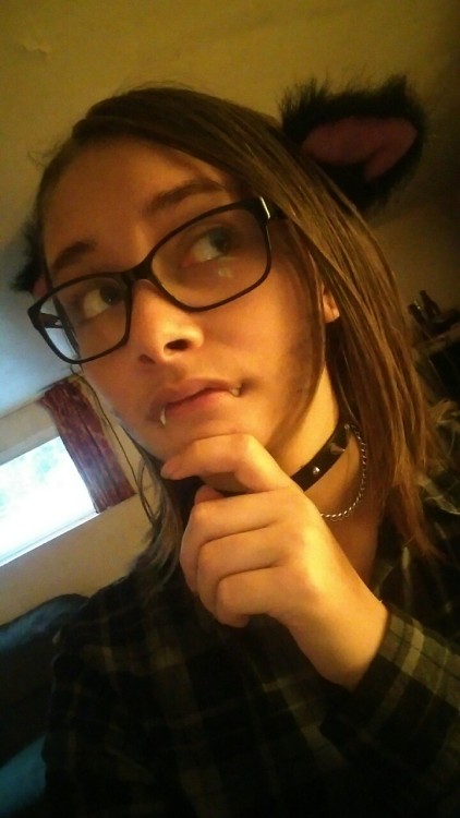 vivivihrea:  i decided to try facial hair makeup and now scruffy gay werewolf boy is here  i even put on my tail look 