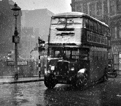 luzfosca:  Wolfgang Suschitzky  View from 84 Charing Cross Road towards Cambridge Circus [bus] 1936 Also 
