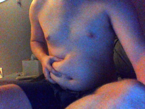 nsfw-wootcats:  burger-chan:  empty belly, few weeks ago  … Conveniently placed tissue box. :o