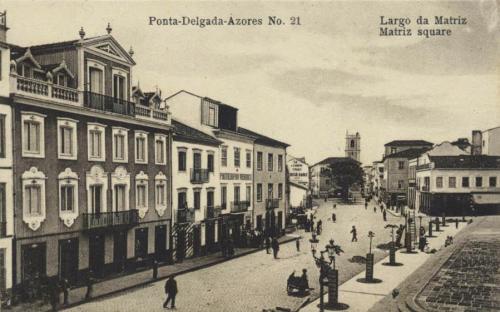 Séc. XX,1905, Largo da Matriz, Ponta Delgada, Ilha de São Miguel
• Largo da Matriz já com arranjo urbanístico do adro da Igreja executado para a visita do Rei D. Carlos a S. Miguel, vendo-se ao fundo a Câmara Municipal. | Matriz Square now with the...