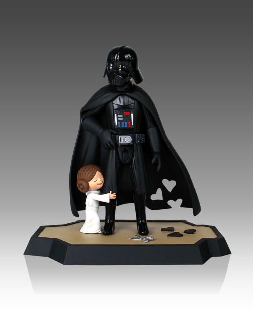 jokerino:  pr1nceshawn:  “Darth Vader and Son” & “Vader’s Little Princess” Figurines.  Le voglioooooooooo