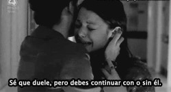 unmundo-dondeno-sepermitengritos:  En realidad la frase es ”Sé que duele, pero debes continuar con o sin ella” esto es de una serie llamada Skins fire, y la que esta llorando se llama Emily que es novia de Naomi, y Naomi tiene cancer y por eso Effy