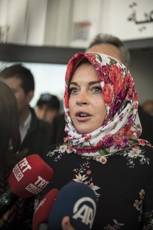 lindsaylohanbr: Lindsay Lohan at The Refugee Camp in Antep, Turkey, Oct 08 2016