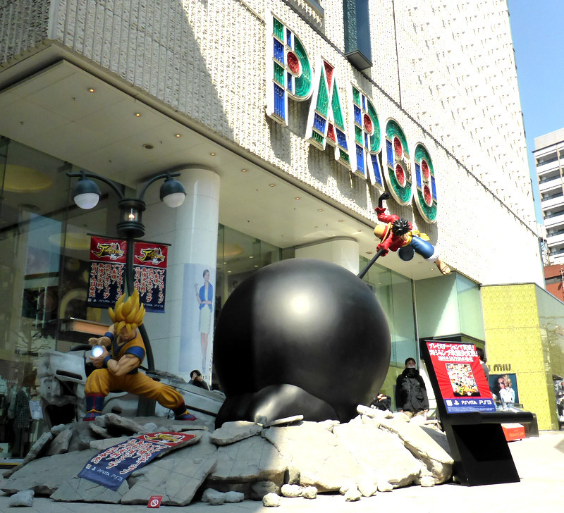 grimphantom:  ca-tsuka:  Son Goku VS Luffy in Tokyo streets.(by Bandai Namco Games