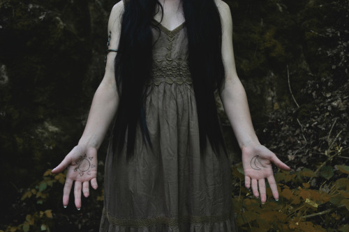 morrioghainworld:  © Laura Petresc 