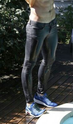 26jenny01:  skinnyjeansfreak: Oh I love those wet skinnies -So totally awesome ! Stramme Hose!!! 