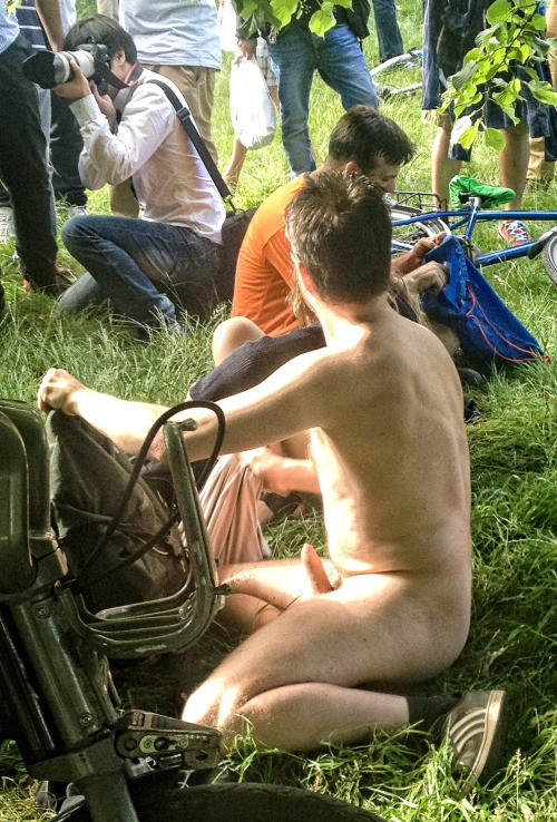 averagedudenextdoor:  Gotta be a lil awkward