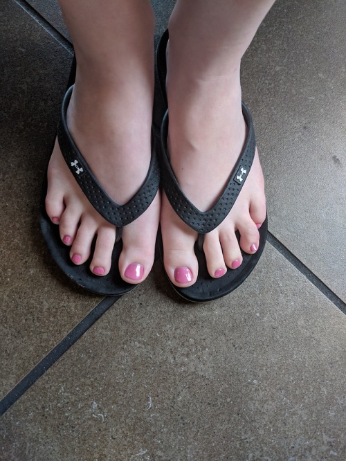 anklesdown: mydelightfulfeet:  Showing off my pink toes with my black flip-flops! If you want more p