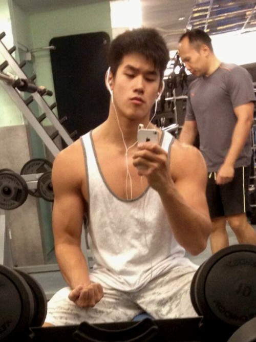 alltheboyzz:  omg if there was ever a time I wanted to surfboardt