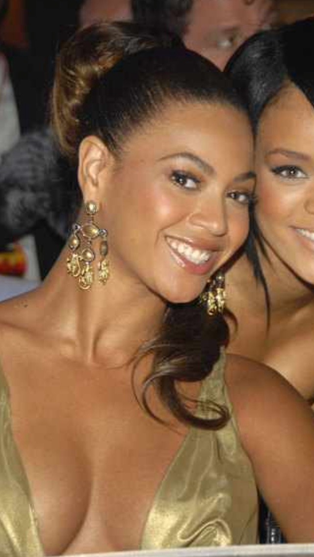 thebeyhive:igglooaustralia:  beyonseh:  Happy Birthday, Rihanna. xo  Omg hell nah