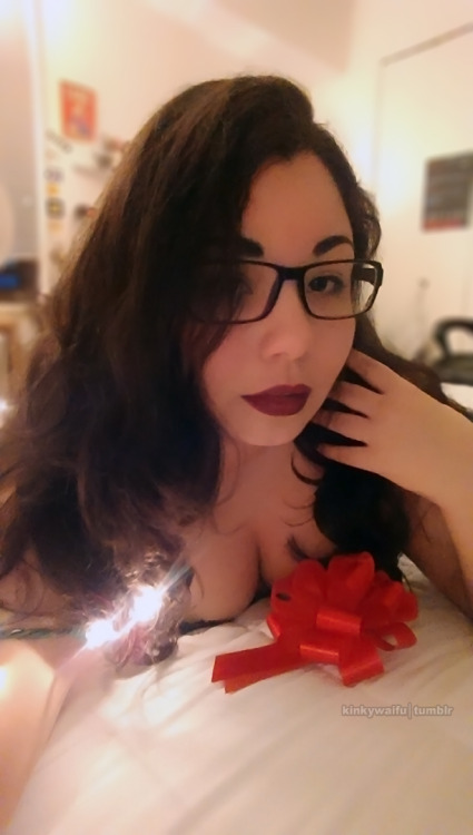 kinkywaifu:  🎁 Santa’s Little Helper 🎁Even though you’ve been naughty this year, Santa was feeling generous and decided to leave you a present anyway! Watch me model my green lingerie and thigh highs just for you! (this set is honestly so soft