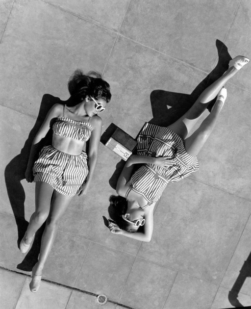 wehadfacesthen:  Gene Tierney and her sister Patricia enjoying the sun, 1942, in