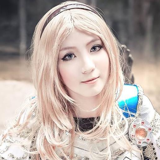 league-of-legends-sexy-girls:  Lux Cosplay 