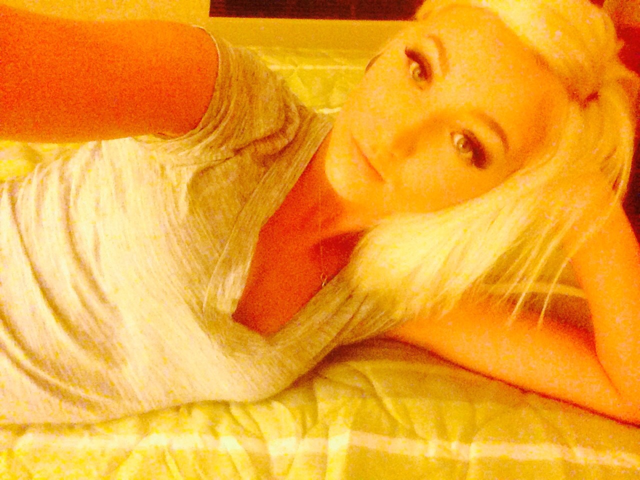 girlswholikegirls:  @jesacan 👽💩